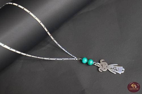 سنسال طفل/طفلة مع احجار