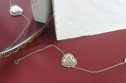 اسوارة فضة قلب مع كلمة good luck
