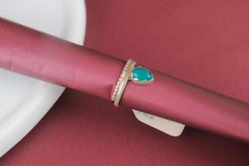 خاتم فضة مع حجر كريم باللون الأخضر