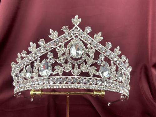 تاج عرائس باللون الابيض مرصع زيريكون